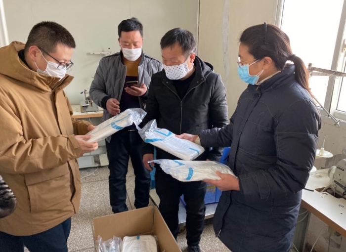 監管人員對防護服生產企業進行檢查。