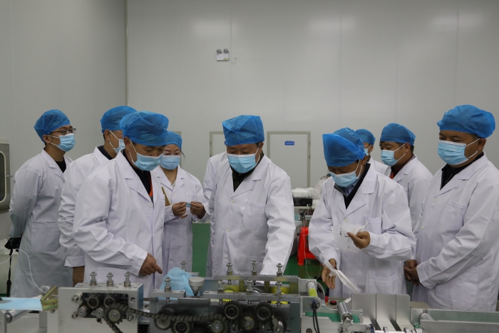 “五_一”小長(zhǎng)假期間，新疆維吾爾自治區(qū)藥監(jiān)局黨組書記、局長(zhǎng)張鈺祥（中）帶隊(duì)赴哈密市調(diào)研口罩生產(chǎn)企業(yè)。