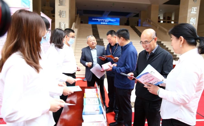 該局在啟動儀式結束后，為參加啟動儀式人員現場發放化妝品科普宣傳周資料。中國食品藥品網記者楊燕攝