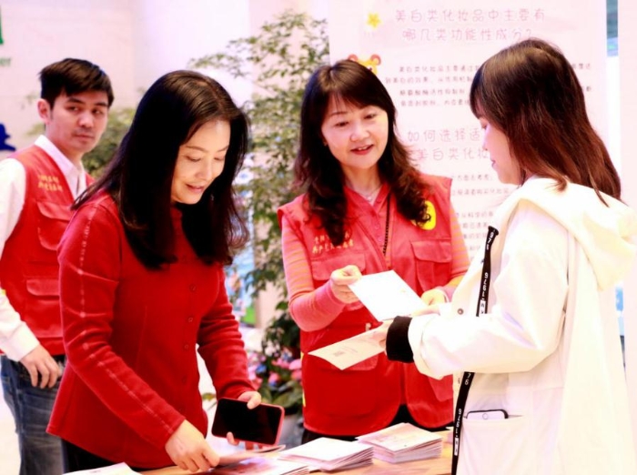 貴陽市市場監管局工作人員在線下發放資料開展宣傳工作