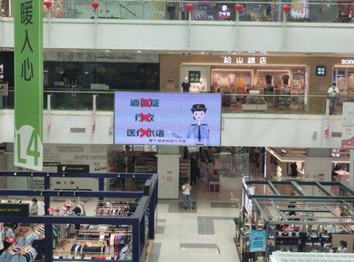 圖為海淀區(qū)市場監(jiān)管局在商業(yè)繁華地區(qū)、社區(qū)等，為化妝品科普宣傳“布局”造勢。