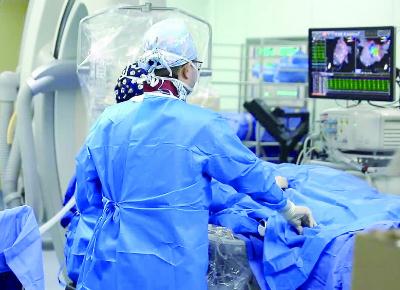 圖為醫(yī)生通過三維標測系統(tǒng)對房顫患者進行射頻消融手術(shù)。強生醫(yī)療供圖 圖為醫(yī)生通過三維標測系統(tǒng)對房顫患者進行射頻消融手術(shù)。強生醫(yī)療供圖