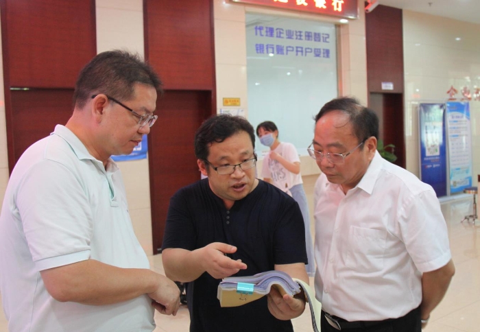 上官新晨（右一）在鷹潭市行政服務中心詳細了解鷹潭市局在簡化審批流程、優化服務等方面的工作舉措。