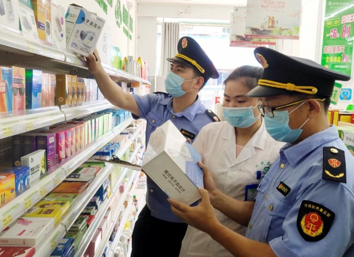 圖為該局執法人員正在一鄉鎮藥店內檢查電子血壓計。