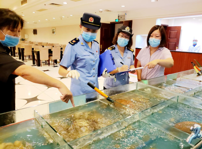 圖為順義區市場監管局執法人員檢查水產品、肉類等進貨渠道。