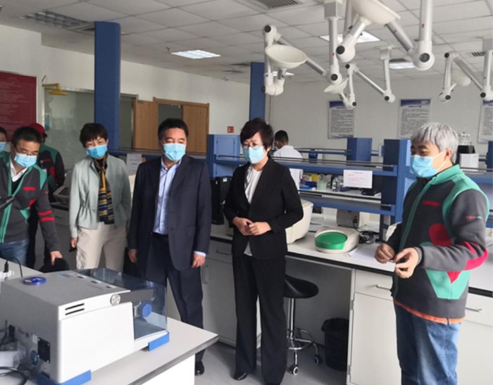 圖為吉林省藥監(jiān)局黨組書記、局長劉寶芳（右二）調研企業(yè)新型冠狀病毒體外診斷產品研發(fā)生產情況。吉林省藥監(jiān)局供圖