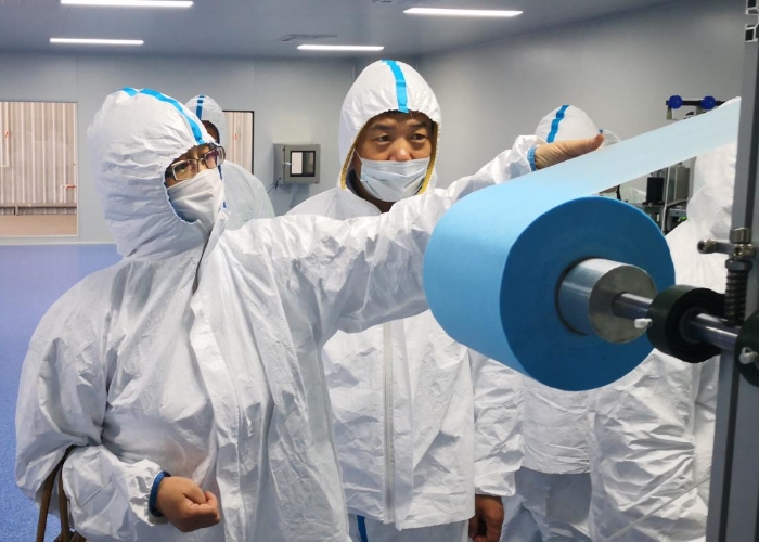 圖為吉林檢查分局監(jiān)管人員檢查口罩熔噴布質量安全。吉林省