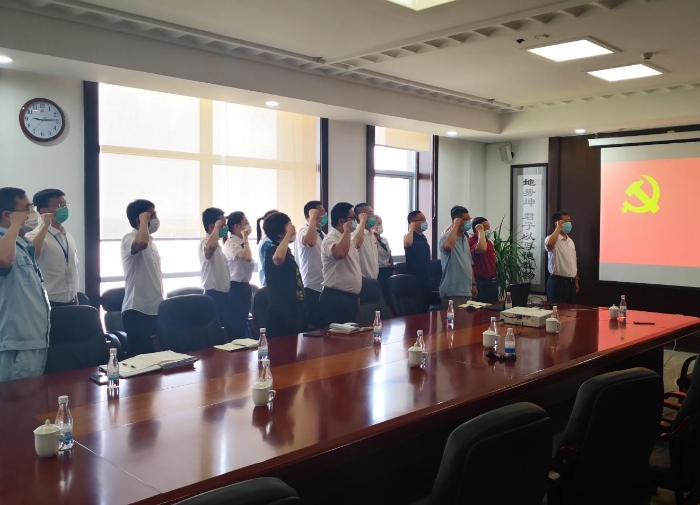 全體黨員重溫入黨誓詞.