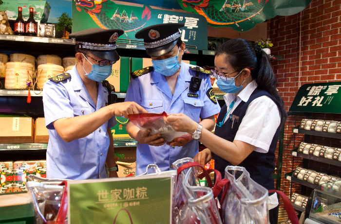 東城區(qū)市場(chǎng)監(jiān)管局執(zhí)法人員在超市檢查粽子保質(zhì)期。 東城區(qū)市場(chǎng)監(jiān)管局執(zhí)法人員在超市檢查粽子保質(zhì)期。