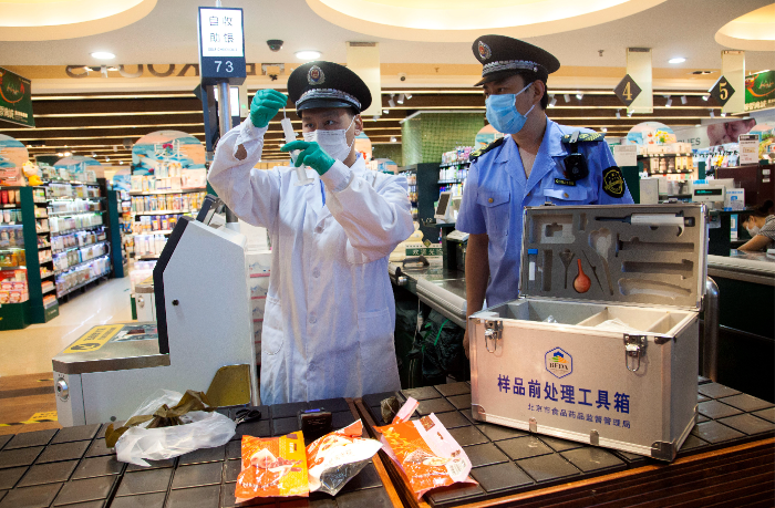 東城區(qū)市場(chǎng)監(jiān)管局執(zhí)法人員在超市檢查粽子標(biāo)簽標(biāo)識(shí)。 東城區(qū)市場(chǎng)監(jiān)管局執(zhí)法人員在超市檢查粽子標(biāo)簽標(biāo)識(shí)。