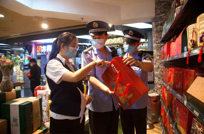 東城區(qū)市場(chǎng)監(jiān)管局執(zhí)法人員對(duì)粽子進(jìn)行快檢。 東城區(qū)市場(chǎng)監(jiān)管局執(zhí)法人員對(duì)粽子進(jìn)行快檢。