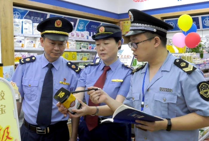 圖為該局執法人員在一家藥店檢查藥品保質期。 圖為該局執法人員在一家藥店檢查藥品保質期。