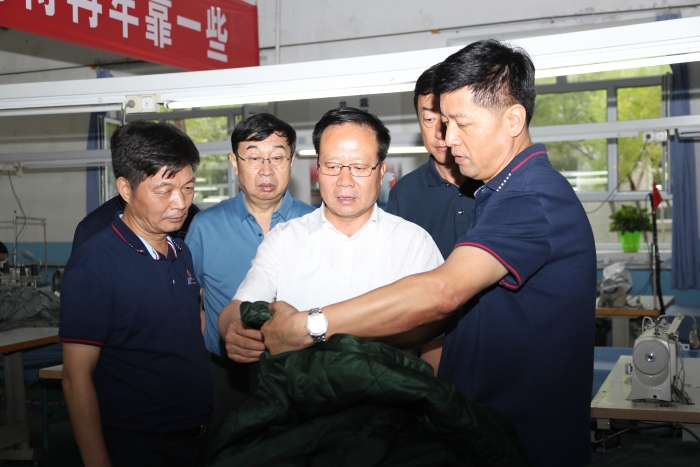 新疆維吾爾自治區藥監局黨組書記、局長張鈺祥（左三）帶隊在昌吉州調研防護服生產企業。局黨組成員、副局長馬明輝（左二）陪同調研。（馬少賓攝）