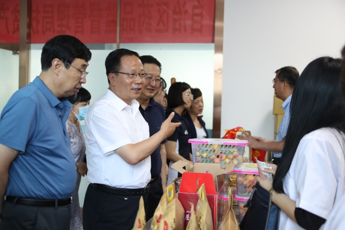 新疆維吾爾自治區藥監局黨組書記、局長張鈺祥（左二）等局領導帶頭搶購。（馬少賓 攝）