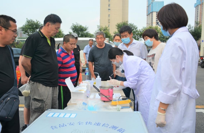 圖為檢測技術人員現場為市民檢快檢鮮牛肉.