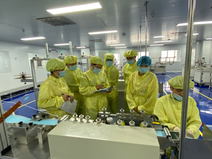 工作人員在生產一線進行檢查