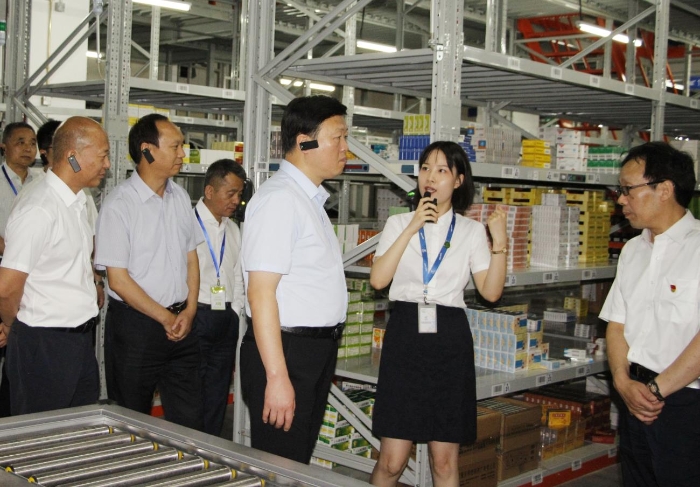 陜西省藥監局領導班子，局機關各處室、直屬單位負責人及藥品流通企業法人、質量授權人等實地參觀實訓基地