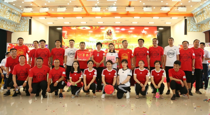 圖為吉林省藥監(jiān)局黨組書記、局長劉寶芳為“八一”趣味運(yùn)動(dòng)會(huì)第一名北斗戰(zhàn)隊(duì)頒獎(jiǎng)牌。