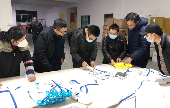 圖為顏高星在某企業檢查（左三為顏高星）