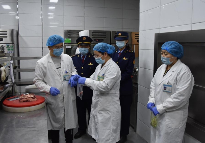 赤峰市阿魯科爾沁旗市場監督管理局工作人員在轄區內開展食品安全抽檢。阿魯科爾沁旗市場監督管理局供圖