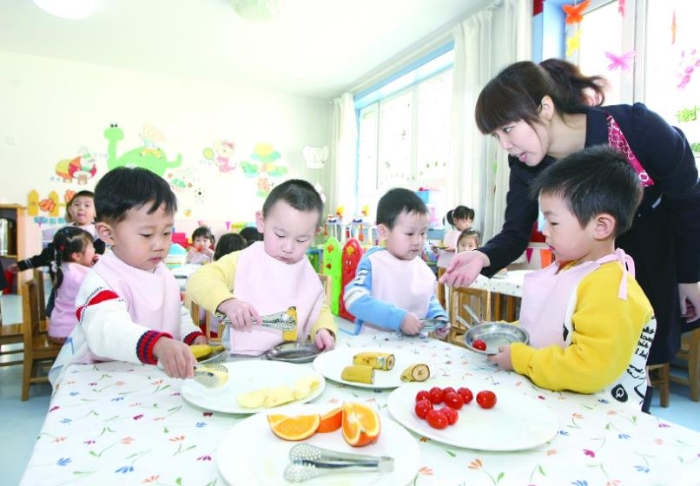 圖為哈爾濱市紅霞幼兒園老師在對幼兒進行食品安全知識教育。紅霞　攝