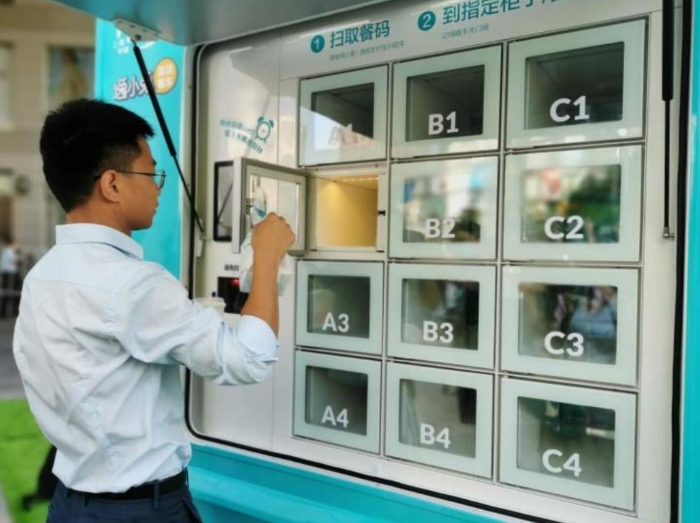 一位顧客正從智能保溫柜取走自己的早餐。新華網發（熊多多 攝）