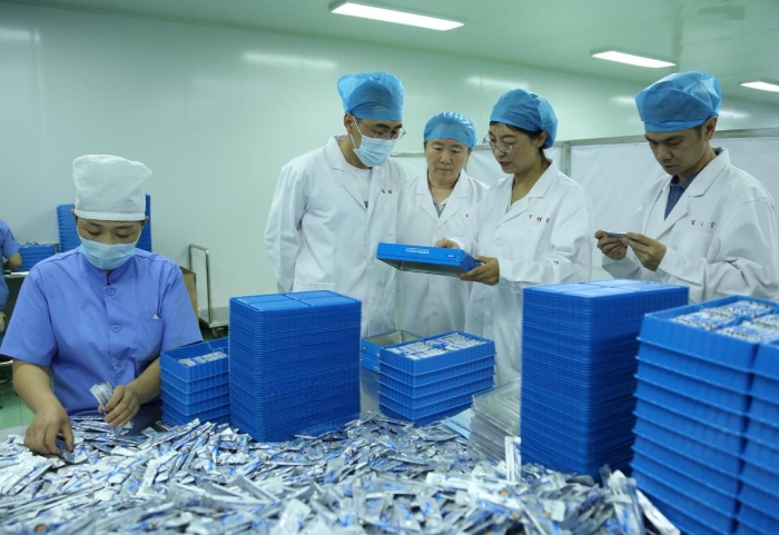 1圖為吉林省藥監局四平檢查分局局長于秀麗帶隊（右二）在比智高藥業有限公司包裝車間檢查藥品安全。（葉陽歡攝）