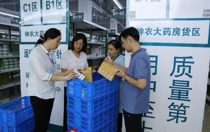 2圖為執法人員在四平益邦醫藥有限公司倉庫檢查藥品儲存情況（葉陽歡攝）。