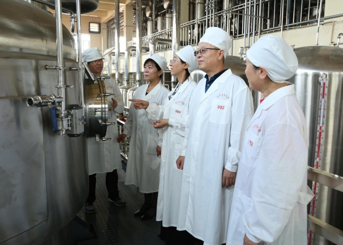 3圖為執法人員在吉林益民堂制藥有限公司檢查藥品生產設備運行情況（葉陽歡攝）