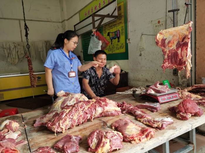 工作人員在融水鎮(zhèn)城南片區(qū)抽檢取樣