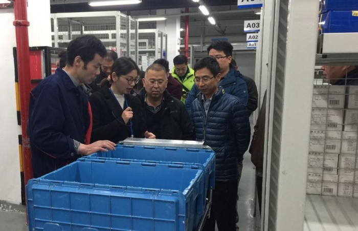 2016年12月，溫世宏（右一）赴九州通醫藥集團股份有限公司調研現代物流管理。