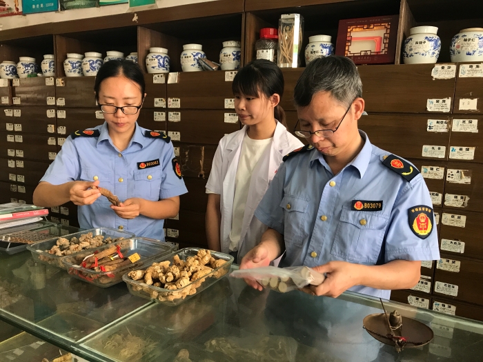 圖為該局執法人員在一家藥品零售企業檢查滋補類中藥飲片質量