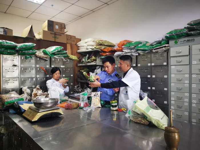 圖為工作人員檢查現場。