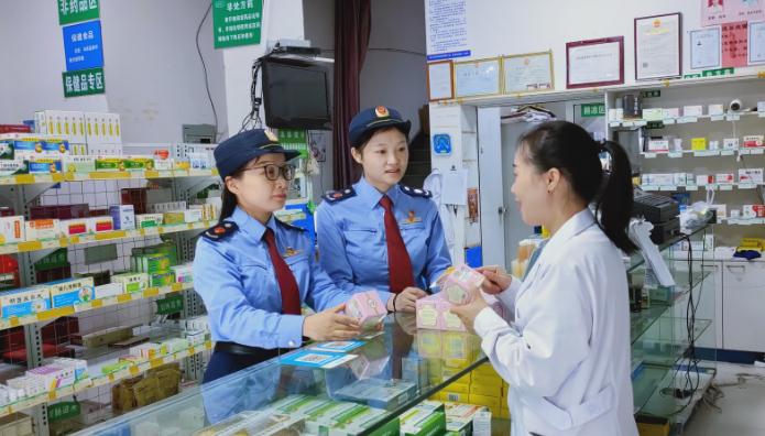 圖為該局執(zhí)法人員正在對一款滋補類藥品的外包裝標(biāo)識信息等進行核對檢查。