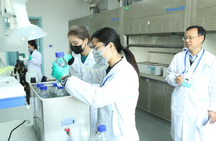 圖為在檢驗(yàn)操作技能考核環(huán)節(jié)中,參賽選手正在做藥品檢測(cè)。(丁怡媛攝) 圖為在檢驗(yàn)操作技能考核環(huán)節(jié)中,參賽選手正在做藥品檢測(cè)。(丁怡媛攝)