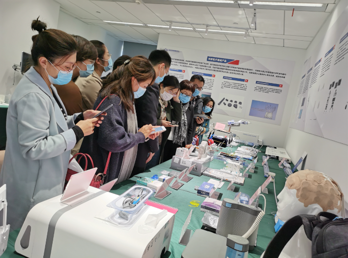 企業和媒體代表正在了解器審中心近年審評的創新醫療器械產品。 落楠攝.