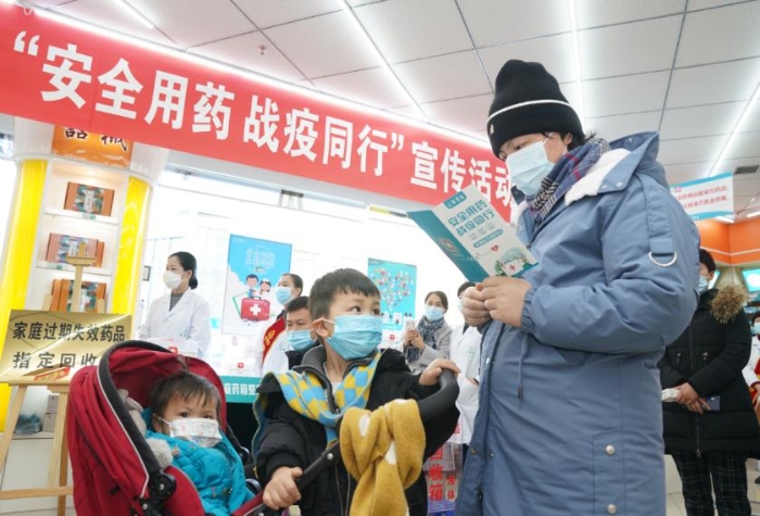 附近的居民帶著孩子來(lái)參加活動(dòng)。（馬少賓攝）