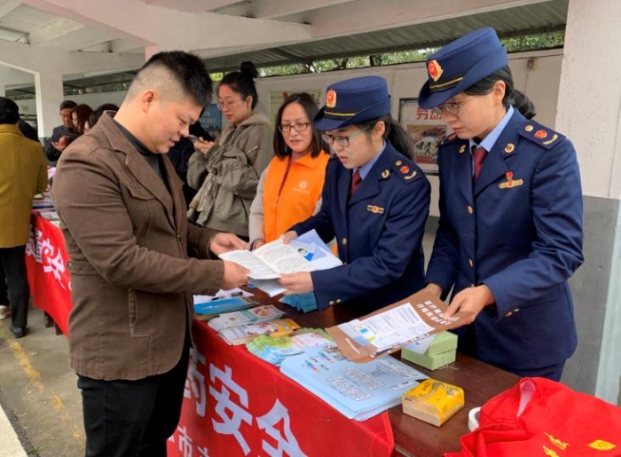 圖為該分局執法人員在現場發放相關宣傳資料。