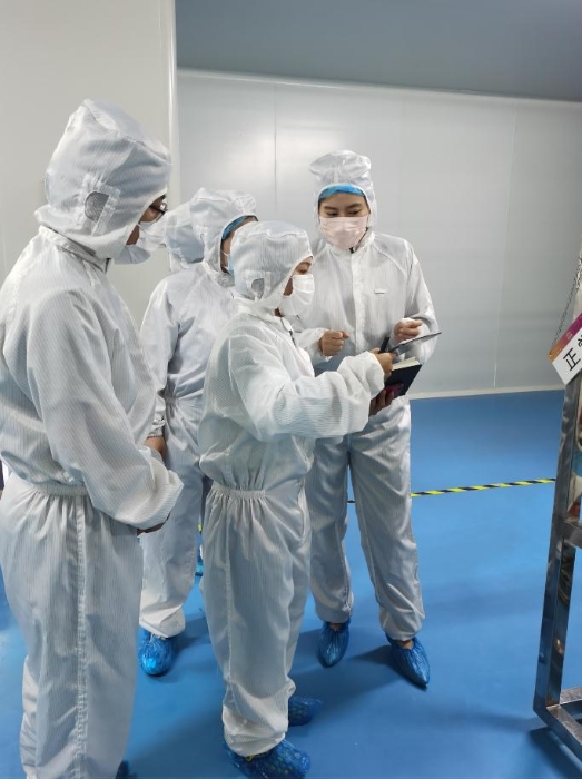 圖2:模擬檢查現(xiàn)場(chǎng),檢查員查看企業(yè)生產(chǎn)記錄。國家藥監(jiān)局高研院供圖 圖2:模擬檢查現(xiàn)場(chǎng),檢查員查看企業(yè)生產(chǎn)記錄。國家藥監(jiān)局高研院供圖