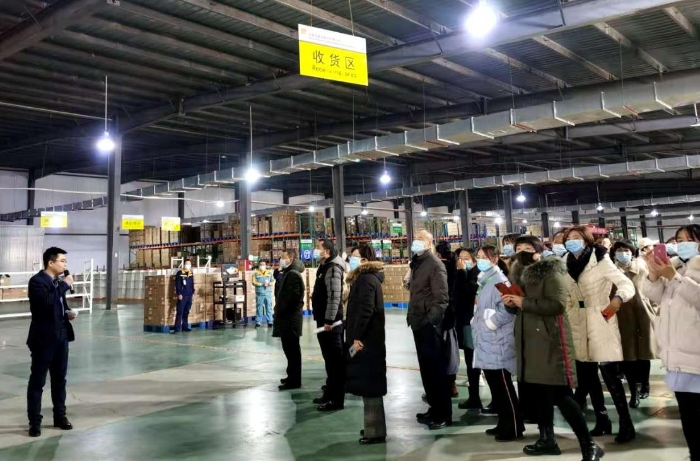 參會人員現場觀摩藥品批發企業。