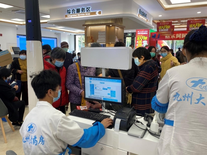 MMC健康便利店——眼底病變預警體驗市民排隊檢測。