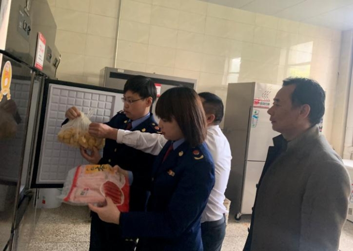 圖為該局執法人員檢查學校食堂食品原料。