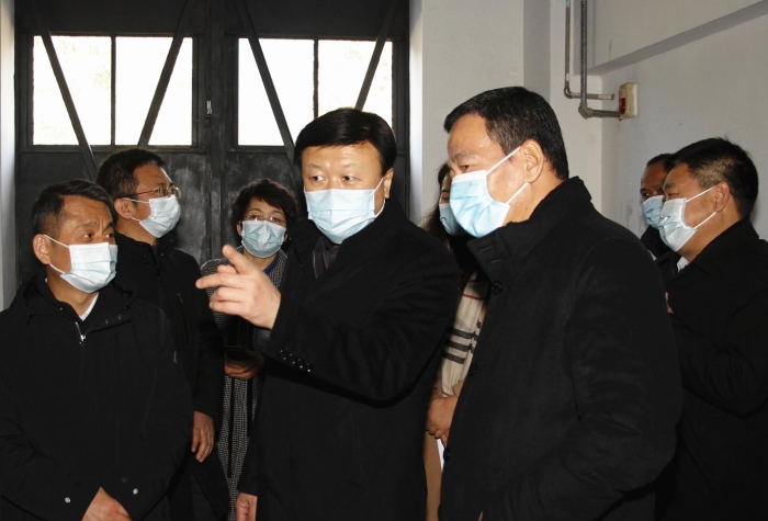 督導組一行在陜西醫藥控股醫療科技有限公司檢查醫用防護口罩生產情況