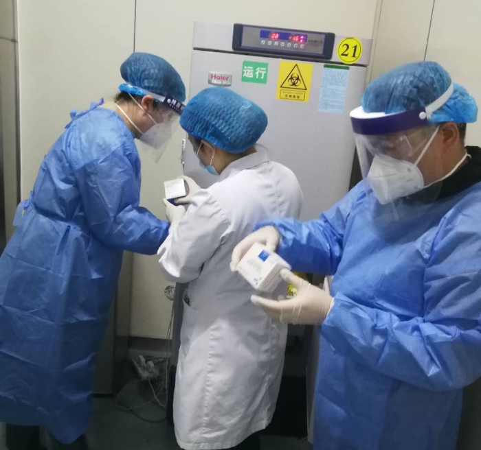 圖為執(zhí)法人員檢查醫(yī)療器械經(jīng)營企業(yè)情況。