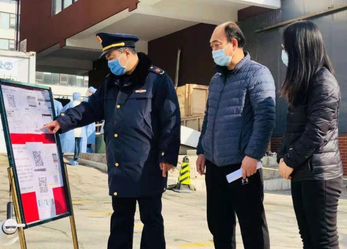 圖為昌平區市場監管局執法人員檢查一家核酸檢測機構收費情況。