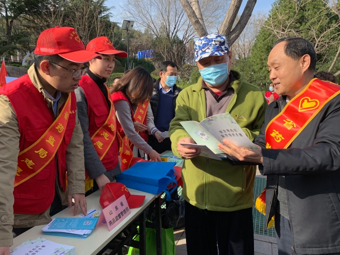 圖為山東省藥監(jiān)局工作人員向社區(qū)居民講解安全用藥知識(shí)。