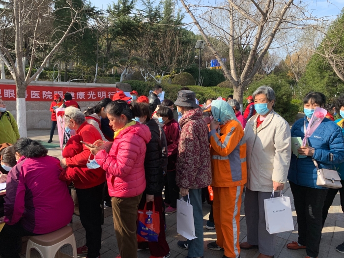 圖為社區(qū)居民排隊(duì)參加義診活動(dòng)。
