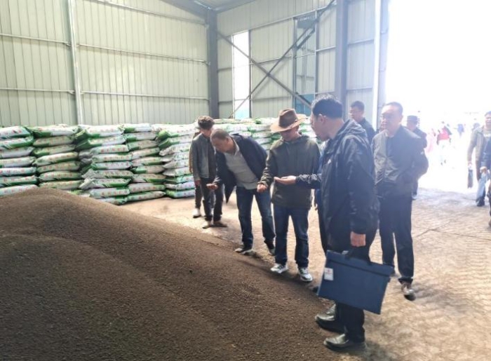 在青海省果洛藏族自治州甘德縣江千鄉(xiāng)的有機(jī)肥倉庫，江千鄉(xiāng)黨委書記塔松（中間戴帽者）正在檢查有機(jī)肥質(zhì)量。（2020年7月22日攝）。