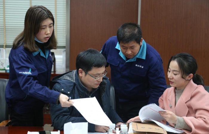 學員查看企業文件資料并交流探討