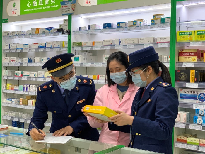 圖為該分局執法人員對相關藥品銷售情況進行核查。